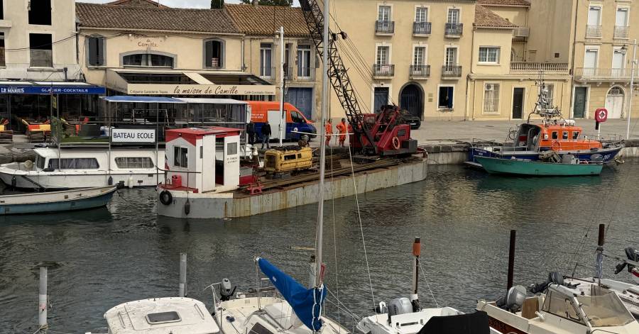 MARSEILLAN - La péniche du commandant Marius sauvée des eaux après un spectaculaire sauvetage